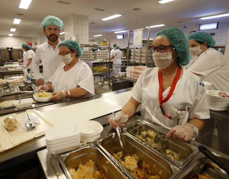 Nacho Manzano prepara un menú para pacientes del HUCA