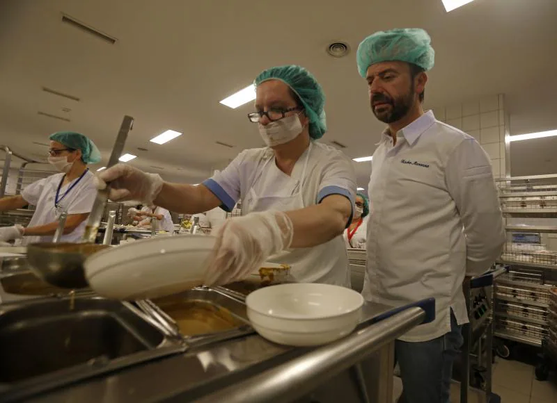 Nacho Manzano prepara un menú para pacientes del HUCA