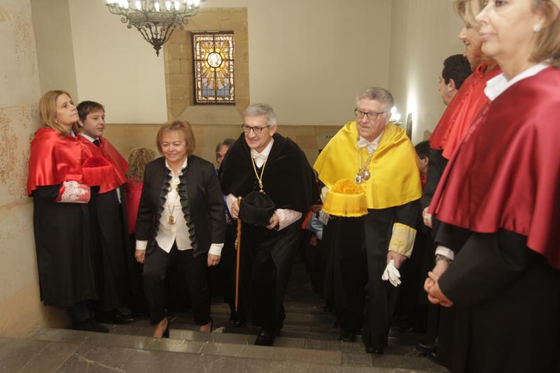 162 revestidos, una cifra récord, han asistido al acto central organizado por la Universidad de Oviedo con motivo de la festividad de Santo Tomás de Aquino. La asturiana Rosa Menéndez, presidenta del CSIC, ha impartido la ponencia 'El desafío de la carrera científica' y ha animado a los jóvenes a seguir esta profesión.