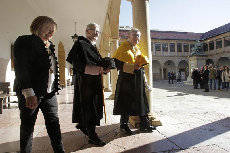 162 revestidos, una cifra récord, han asistido al acto central organizado por la Universidad de Oviedo con motivo de la festividad de Santo Tomás de Aquino. La asturiana Rosa Menéndez, presidenta del CSIC, ha impartido la ponencia 'El desafío de la carrera científica' y ha animado a los jóvenes a seguir esta profesión.