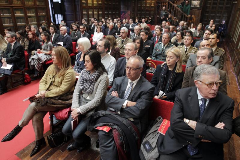 162 revestidos, una cifra récord, han asistido al acto central organizado por la Universidad de Oviedo con motivo de la festividad de Santo Tomás de Aquino. La asturiana Rosa Menéndez, presidenta del CSIC, ha impartido la ponencia 'El desafío de la carrera científica' y ha animado a los jóvenes a seguir esta profesión.