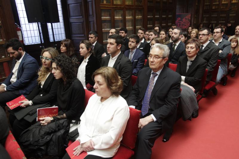 162 revestidos, una cifra récord, han asistido al acto central organizado por la Universidad de Oviedo con motivo de la festividad de Santo Tomás de Aquino. La asturiana Rosa Menéndez, presidenta del CSIC, ha impartido la ponencia 'El desafío de la carrera científica' y ha animado a los jóvenes a seguir esta profesión.