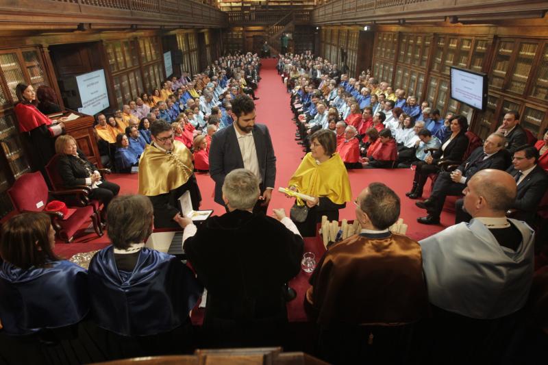 162 revestidos, una cifra récord, han asistido al acto central organizado por la Universidad de Oviedo con motivo de la festividad de Santo Tomás de Aquino. La asturiana Rosa Menéndez, presidenta del CSIC, ha impartido la ponencia 'El desafío de la carrera científica' y ha animado a los jóvenes a seguir esta profesión.