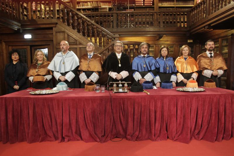 162 revestidos, una cifra récord, han asistido al acto central organizado por la Universidad de Oviedo con motivo de la festividad de Santo Tomás de Aquino. La asturiana Rosa Menéndez, presidenta del CSIC, ha impartido la ponencia 'El desafío de la carrera científica' y ha animado a los jóvenes a seguir esta profesión.