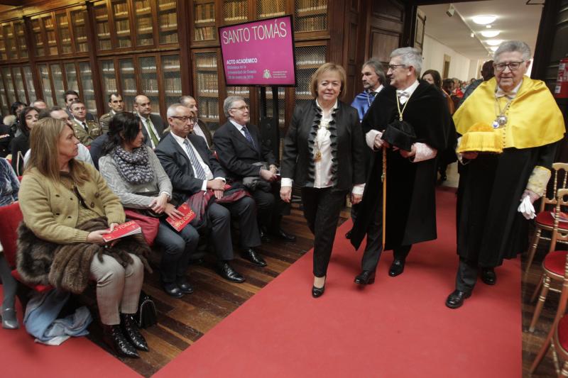 162 revestidos, una cifra récord, han asistido al acto central organizado por la Universidad de Oviedo con motivo de la festividad de Santo Tomás de Aquino. La asturiana Rosa Menéndez, presidenta del CSIC, ha impartido la ponencia 'El desafío de la carrera científica' y ha animado a los jóvenes a seguir esta profesión.