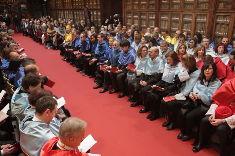 162 revestidos, una cifra récord, han asistido al acto central organizado por la Universidad de Oviedo con motivo de la festividad de Santo Tomás de Aquino. La asturiana Rosa Menéndez, presidenta del CSIC, ha impartido la ponencia 'El desafío de la carrera científica' y ha animado a los jóvenes a seguir esta profesión.