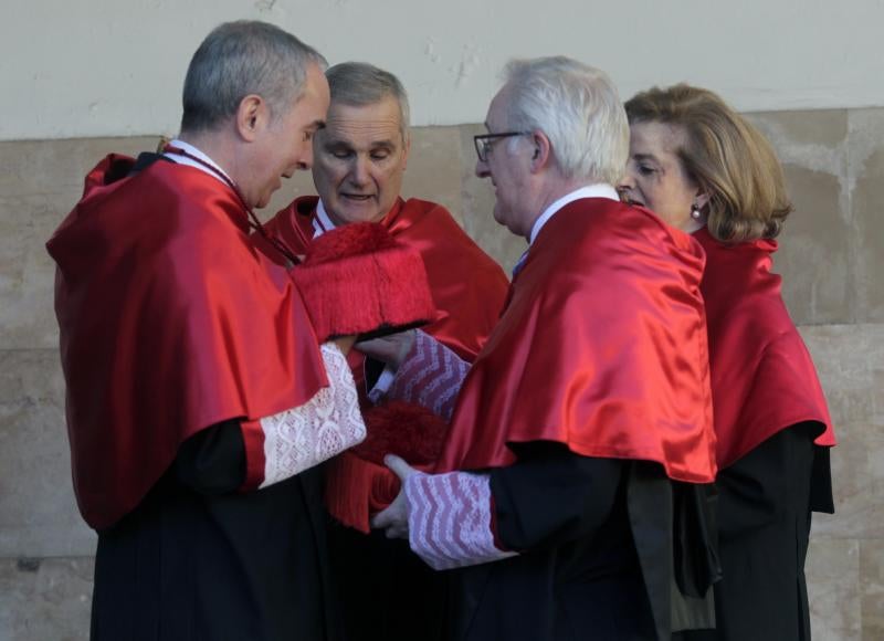 162 revestidos, una cifra récord, han asistido al acto central organizado por la Universidad de Oviedo con motivo de la festividad de Santo Tomás de Aquino. La asturiana Rosa Menéndez, presidenta del CSIC, ha impartido la ponencia 'El desafío de la carrera científica' y ha animado a los jóvenes a seguir esta profesión.