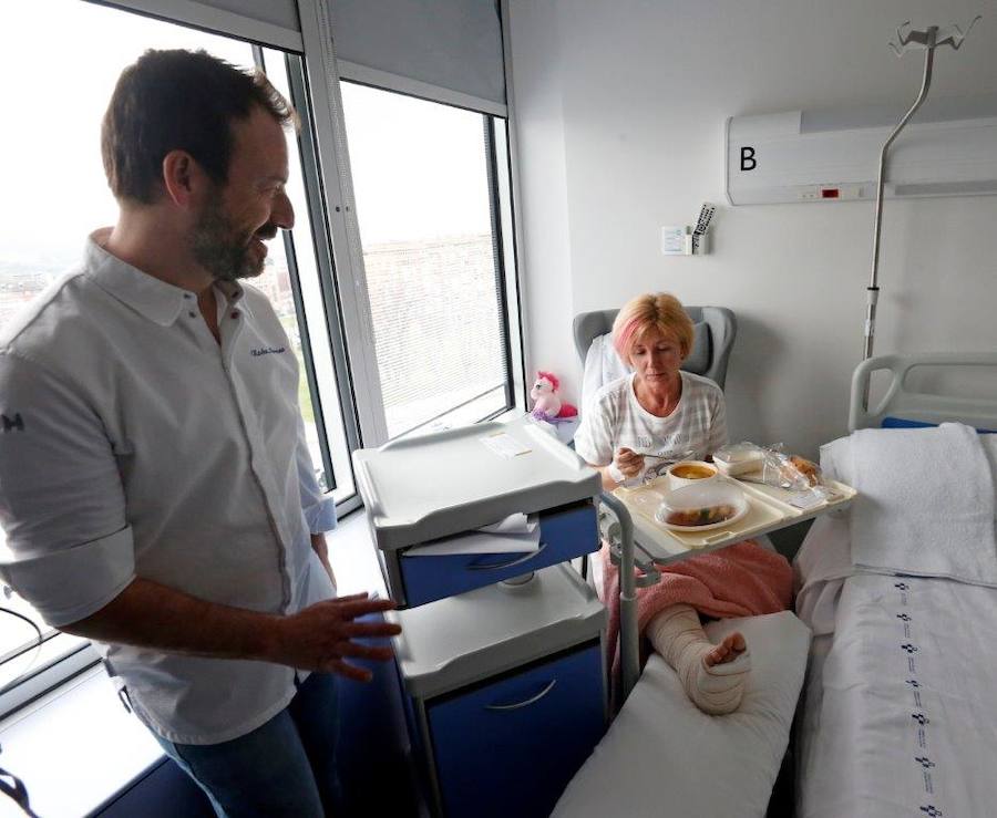 El cocinero con estrella Michelín ha estado en el Hospital Central de Asturias trabajando en cocina y repartiendo su menú entre los enfermos. 