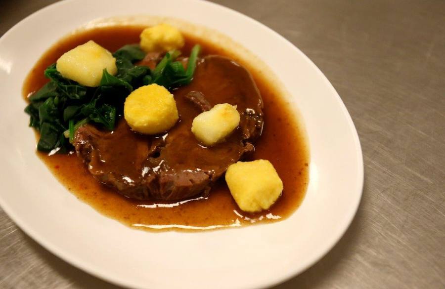 El cocinero con estrella Michelín ha estado en el Hospital Central de Asturias trabajando en cocina y repartiendo su menú entre los enfermos. 