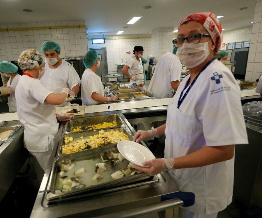 El cocinero con estrella Michelín ha estado en el Hospital Central de Asturias trabajando en cocina y repartiendo su menú entre los enfermos. 