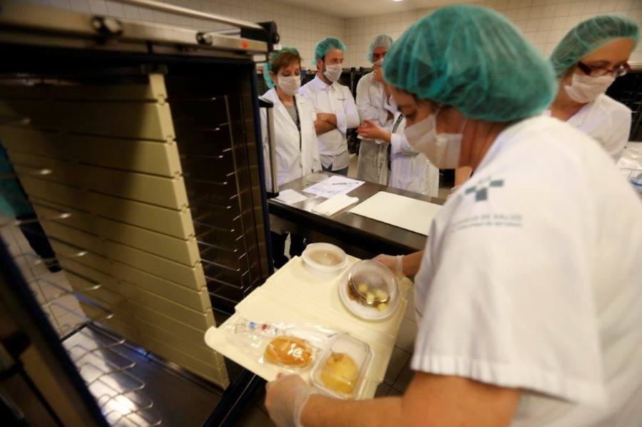 El cocinero con estrella Michelín ha estado en el Hospital Central de Asturias trabajando en cocina y repartiendo su menú entre los enfermos. 