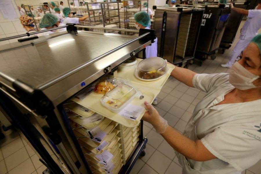 El cocinero con estrella Michelín ha estado en el Hospital Central de Asturias trabajando en cocina y repartiendo su menú entre los enfermos. 