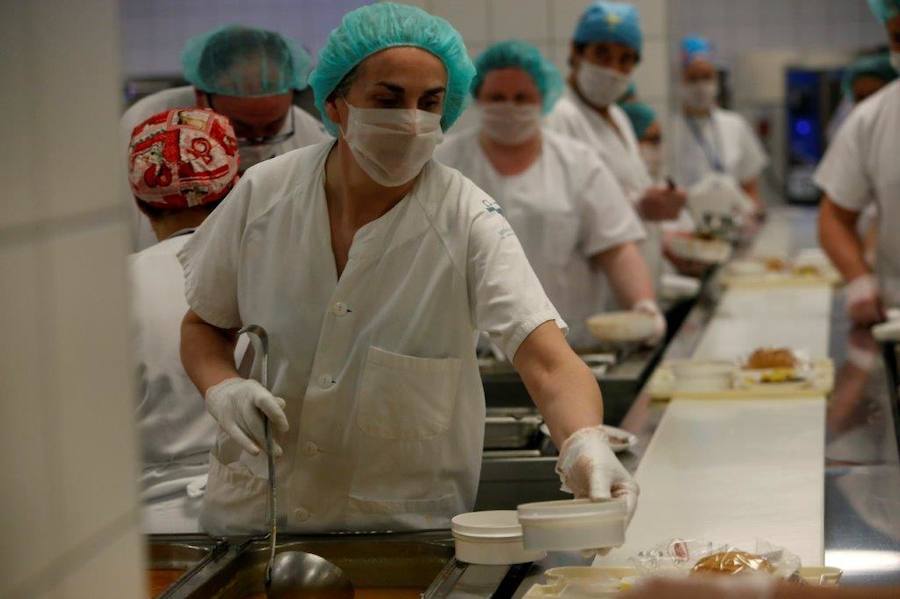 El cocinero con estrella Michelín ha estado en el Hospital Central de Asturias trabajando en cocina y repartiendo su menú entre los enfermos. 