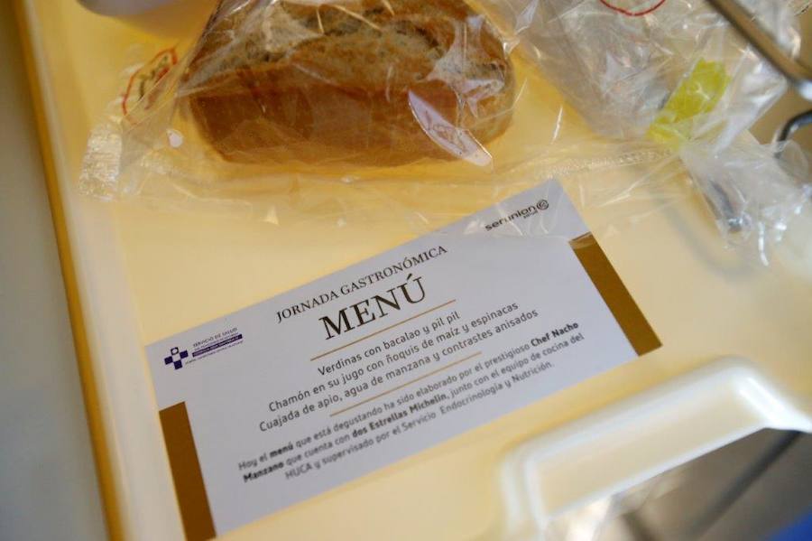 El cocinero con estrella Michelín ha estado en el Hospital Central de Asturias trabajando en cocina y repartiendo su menú entre los enfermos. 