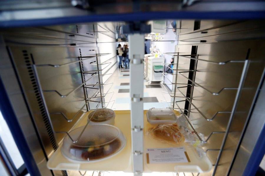 El cocinero con estrella Michelín ha estado en el Hospital Central de Asturias trabajando en cocina y repartiendo su menú entre los enfermos. 