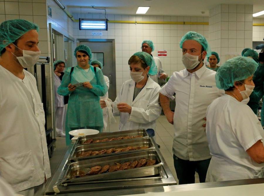 El cocinero con estrella Michelín ha estado en el Hospital Central de Asturias trabajando en cocina y repartiendo su menú entre los enfermos. 