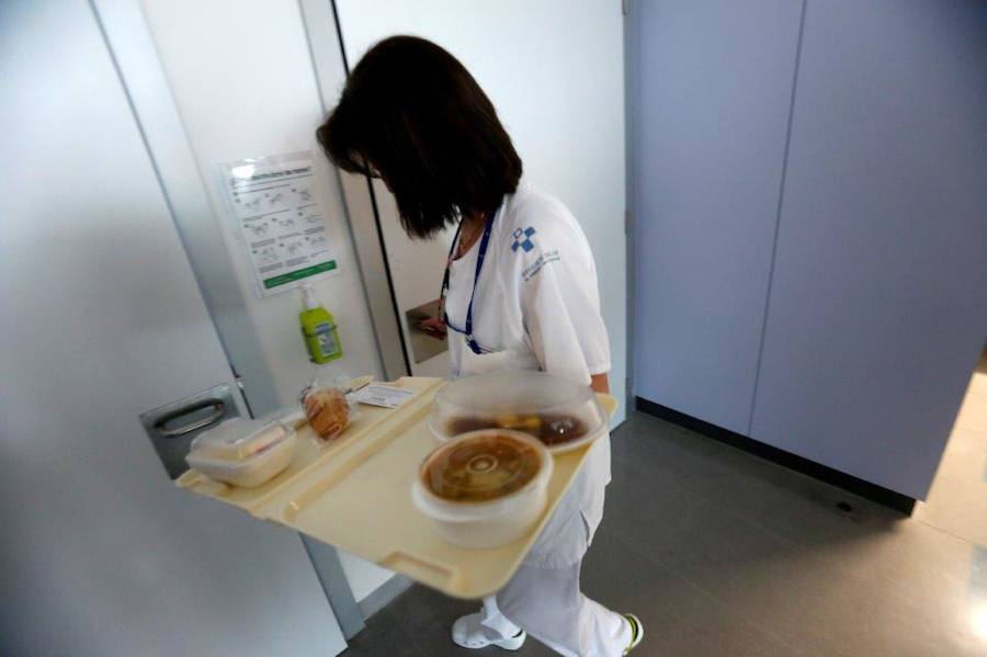 El cocinero con estrella Michelín ha estado en el Hospital Central de Asturias trabajando en cocina y repartiendo su menú entre los enfermos. 