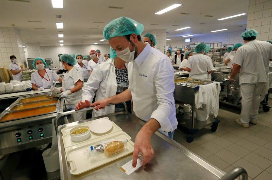 El cocinero con estrella Michelín ha estado en el Hospital Central de Asturias trabajando en cocina y repartiendo su menú entre los enfermos. 