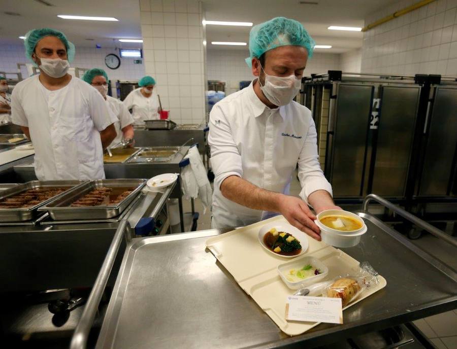 El cocinero con estrella Michelín ha estado en el Hospital Central de Asturias trabajando en cocina y repartiendo su menú entre los enfermos. 