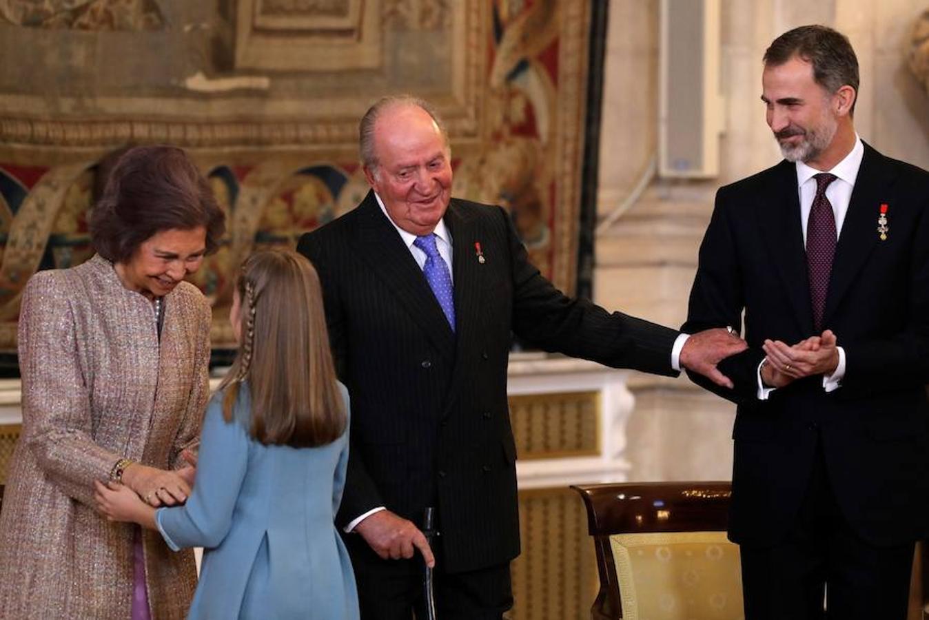 El Rey Felipe VI impone a la Princesa de Asturias el Collar del Toisón de Oro la máxima distinción que concede la Familia Real española.