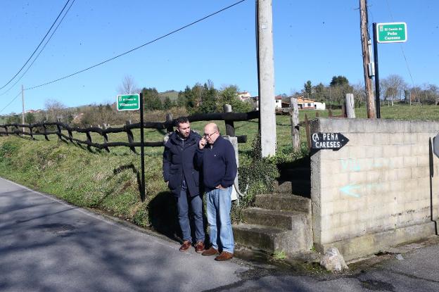 El concejal Alberto Pajares y el alcalde de barrio de Samartino, Eduardo Rodríguez. 