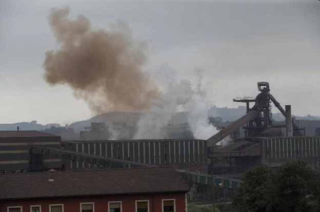 Nube contaminante de la factoría de Arcelor, en Gijón. 