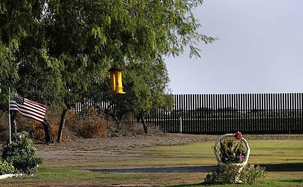 Vallas cerradas en el cruce fronterizo entre Estados Unidos y México. 