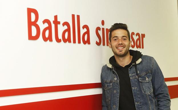 Jony, sonriente, posa en el túnel de vestuarios de El Molinón bajo una de las leyendas del himno rojiblanco.