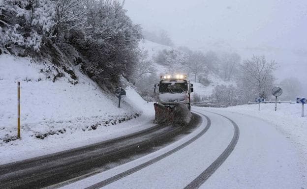 Una quitanieves limpia una carretera de montaña en Asturias