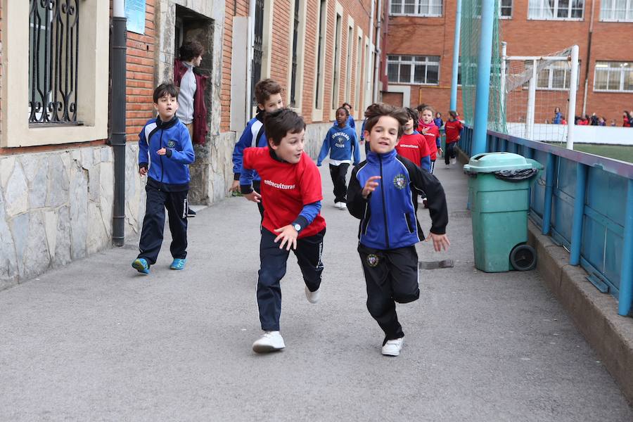 Toda la comunidad educativa del centro escolar participa en esta actividad que se prolonga a lo largo de la jornada y cuya recaudación servirá para poner en marcha un proyecto solidario en Madagascar.