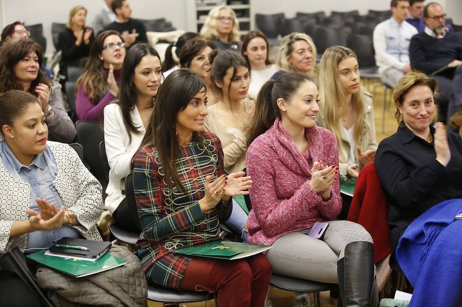 Diseñadores y empresarios de la industria textil comparten con los gijoneses su experiencia en el proceso creativo de los diseños.