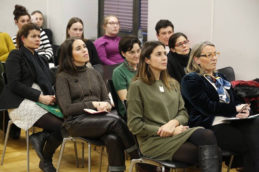 Diseñadores y empresarios de la industria textil comparten con los gijoneses su experiencia en el proceso creativo de los diseños.