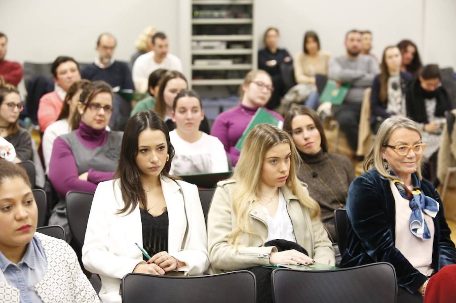 Diseñadores y empresarios de la industria textil comparten con los gijoneses su experiencia en el proceso creativo de los diseños.