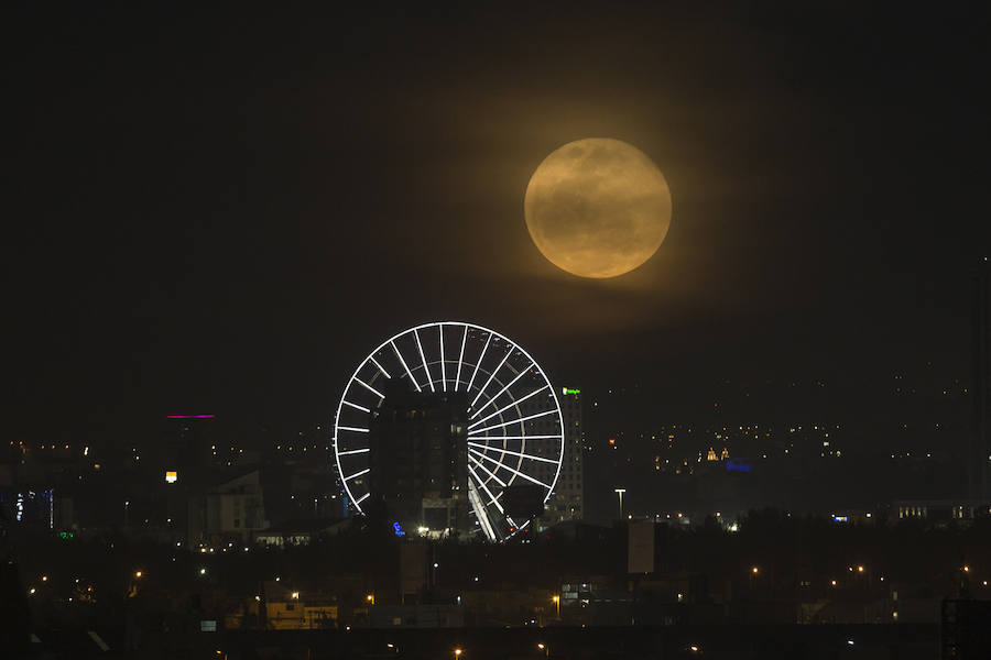 Se trata de la tercera de una serie de 'superlunas', situación en que la Luna está más cerca de la Tierra en su órbita, conocida como perigeo, y aproximadamente un 14 por ciento más brillante que de costumbre