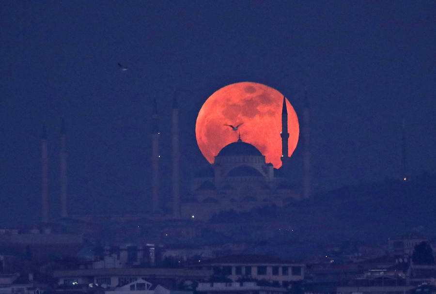 Se trata de la tercera de una serie de 'superlunas', situación en que la Luna está más cerca de la Tierra en su órbita, conocida como perigeo, y aproximadamente un 14 por ciento más brillante que de costumbre