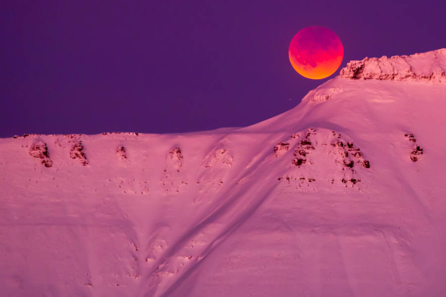 Se trata de la tercera de una serie de 'superlunas', situación en que la Luna está más cerca de la Tierra en su órbita, conocida como perigeo, y aproximadamente un 14 por ciento más brillante que de costumbre