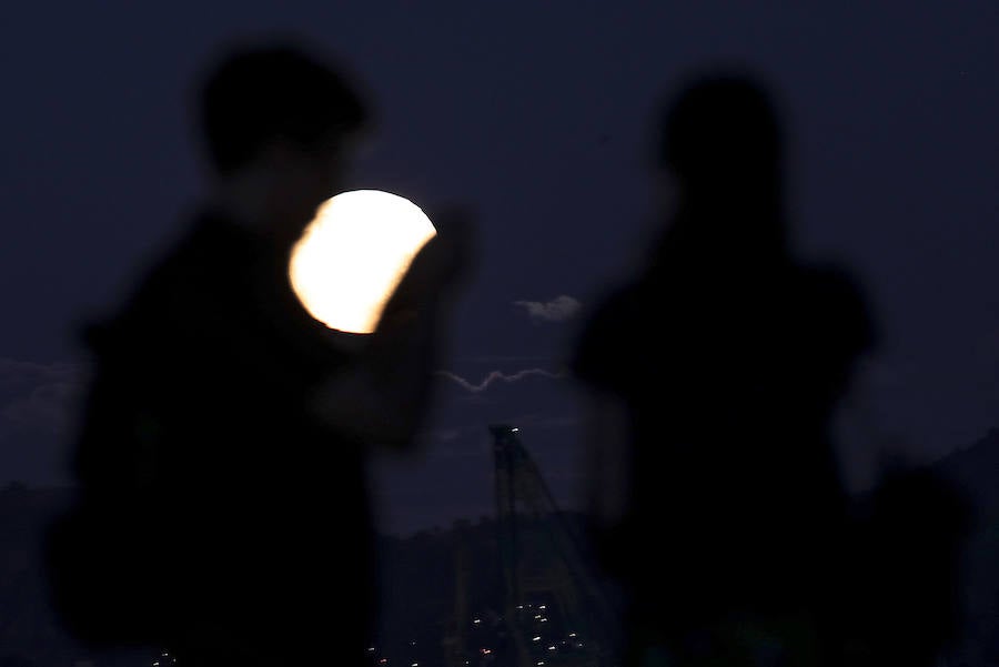 Se trata de la tercera de una serie de 'superlunas', situación en que la Luna está más cerca de la Tierra en su órbita, conocida como perigeo, y aproximadamente un 14 por ciento más brillante que de costumbre