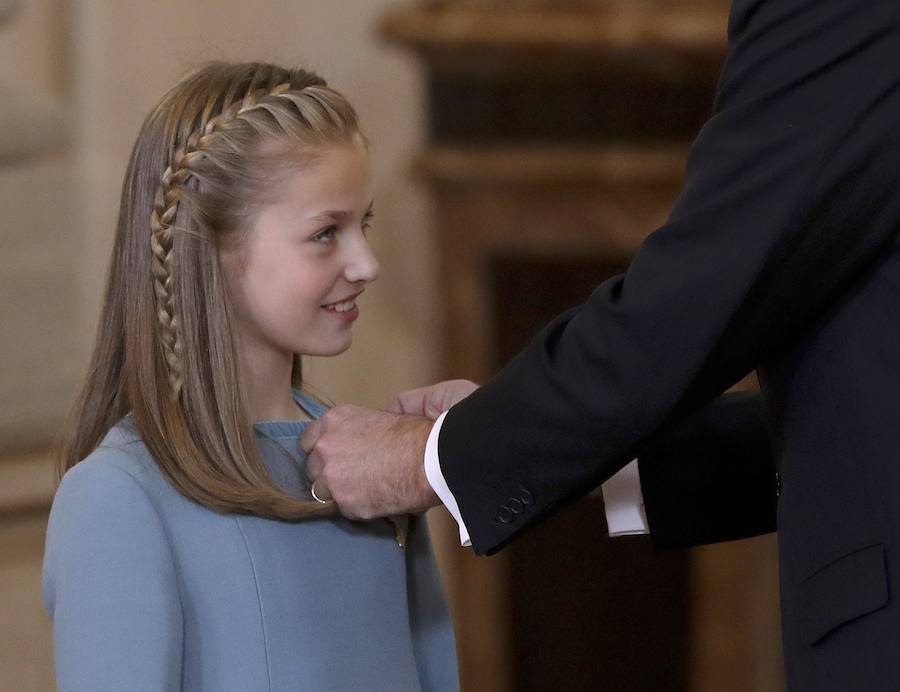 El jefe de Estado celebra su 50 cumpleaños imponiendo a su hija el Toisón de Oro, símbolo de «compromiso personal e institucional con España»