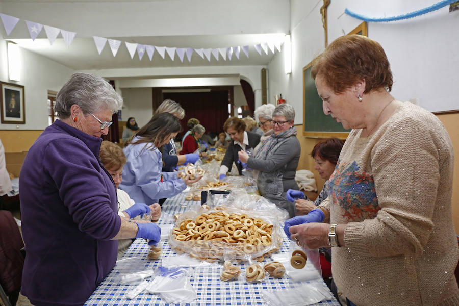 Voluntarios empaquetan 650 kilos del dulce protector de la garganta para celebrar la tradicional fiesta parroquial