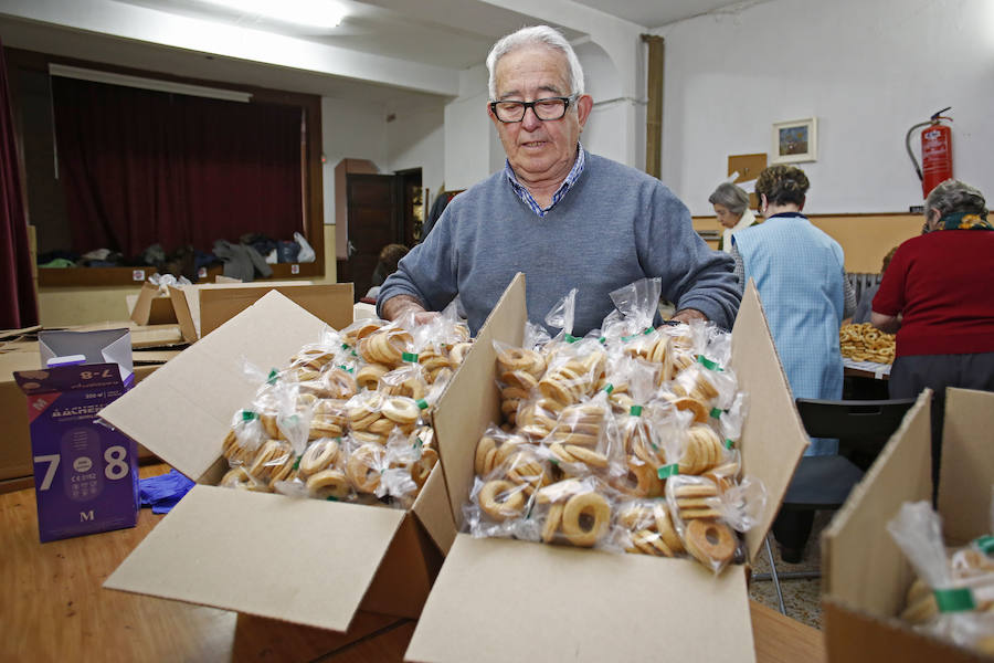 Voluntarios empaquetan 650 kilos del dulce protector de la garganta para celebrar la tradicional fiesta parroquial