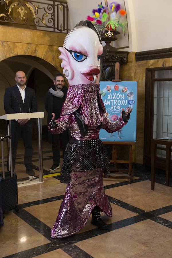 Dos sardinas, madre e hija, animarán el carnaval gijonés. que este año incluye como novedad una verbena en Begoña