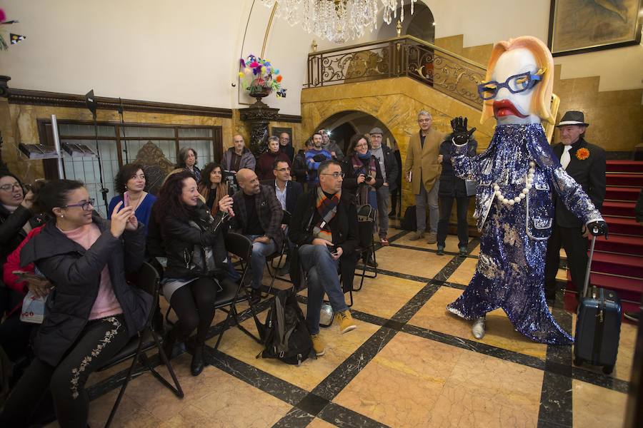 Dos sardinas, madre e hija, animarán el carnaval gijonés. que este año incluye como novedad una verbena en Begoña