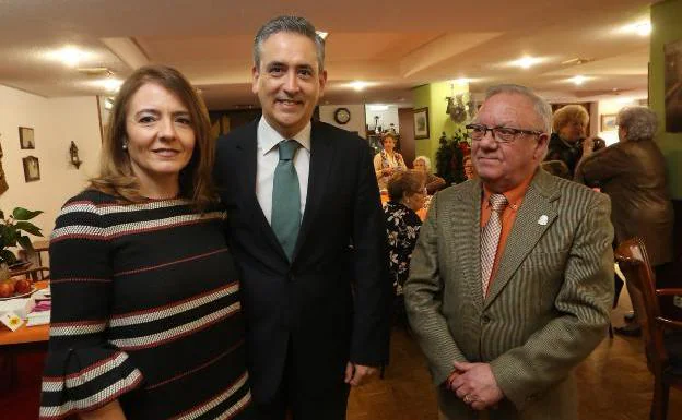 Tomás Villacampa junto a su esposa, Belén Menéndez, y Manuel González. 