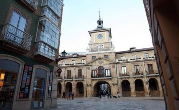 Fallece una mujer de un infarto junto al Ayuntamiento de Oviedo, que carece de desfibrilador
