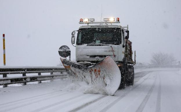 Una quitanieves trabaja en el puerto de Pajares durante un temporal de nieve