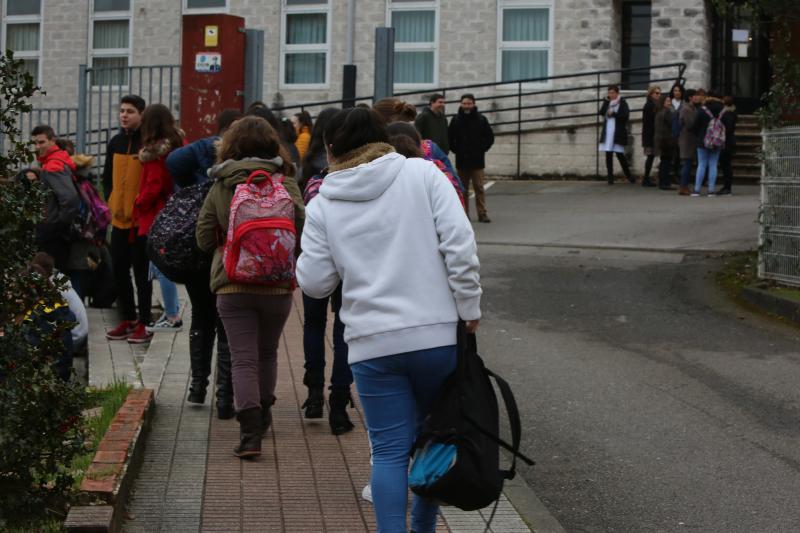 El humo que salía de la sala de calderas del instituto de Corvera obligó a cerrar el centro educativo.