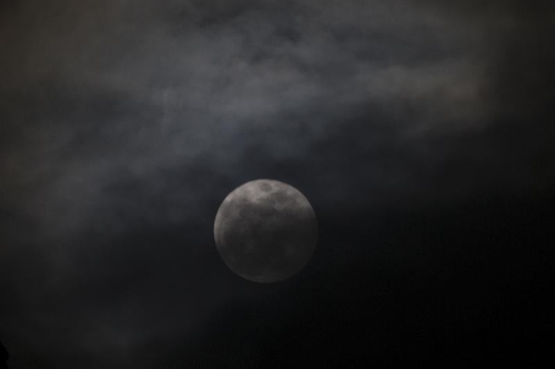 Se trata de la tercera de una serie de 'superlunas', situación en que la Luna está más cerca de la Tierra en su órbita, conocida como perigeo, y aproximadamente un 14 por ciento más brillante que de costumbre