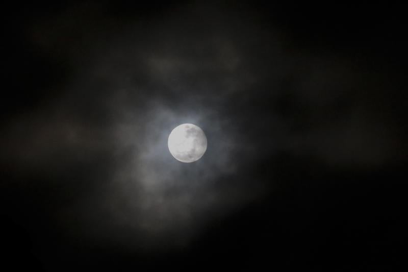 Se trata de la tercera de una serie de 'superlunas', situación en que la Luna está más cerca de la Tierra en su órbita, conocida como perigeo, y aproximadamente un 14 por ciento más brillante que de costumbre