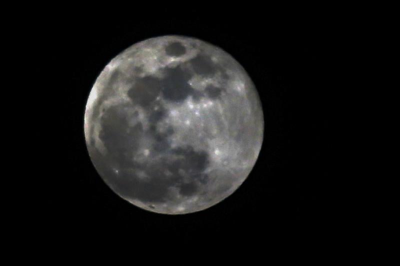 Se trata de la tercera de una serie de 'superlunas', situación en que la Luna está más cerca de la Tierra en su órbita, conocida como perigeo, y aproximadamente un 14 por ciento más brillante que de costumbre