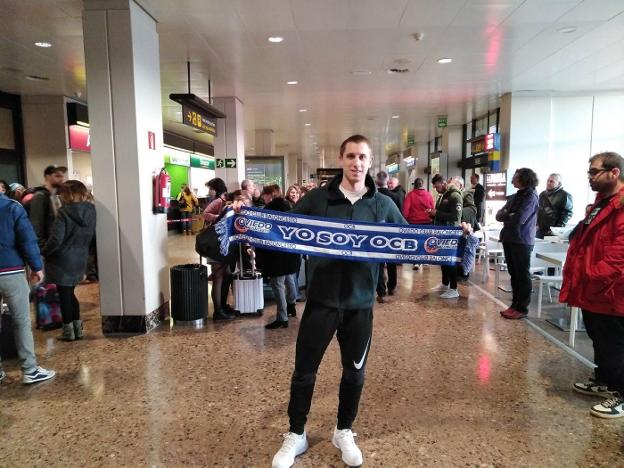 Nick Novak, a su llegada al Aeropuerto de Asturias. 